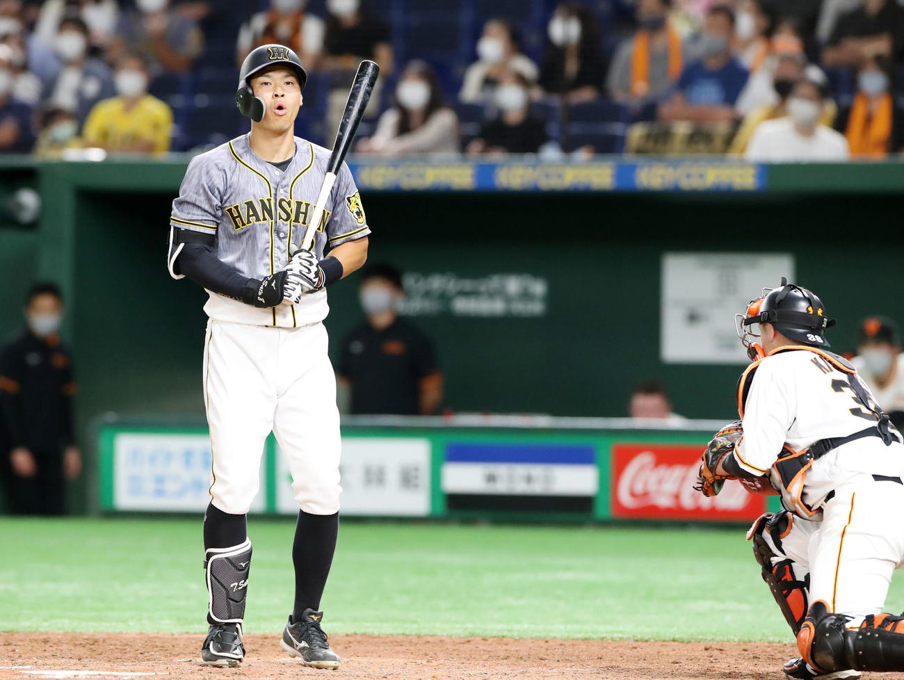 巨人対阪神　9回表阪神2死、佐藤輝は見逃し三振に倒れる（撮影・加藤哉）