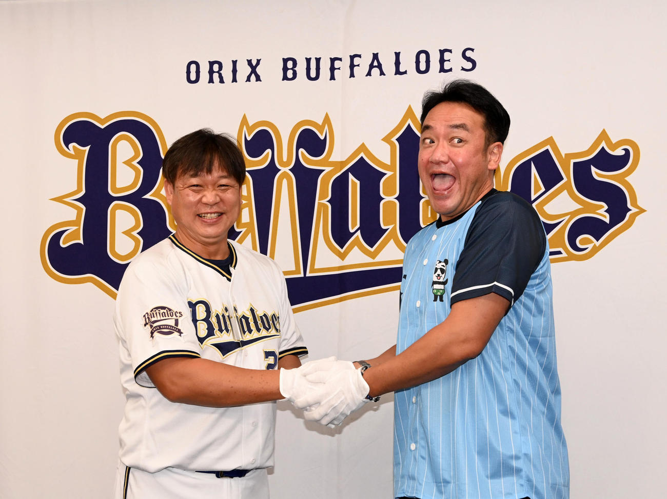 オリックス対楽天　バファローズジュニアとスポンサー契約を締結した炭火焼肉たむらのたむらけんじ（右）は小川監督と笑顔で記念撮影（撮影・前岡正明）