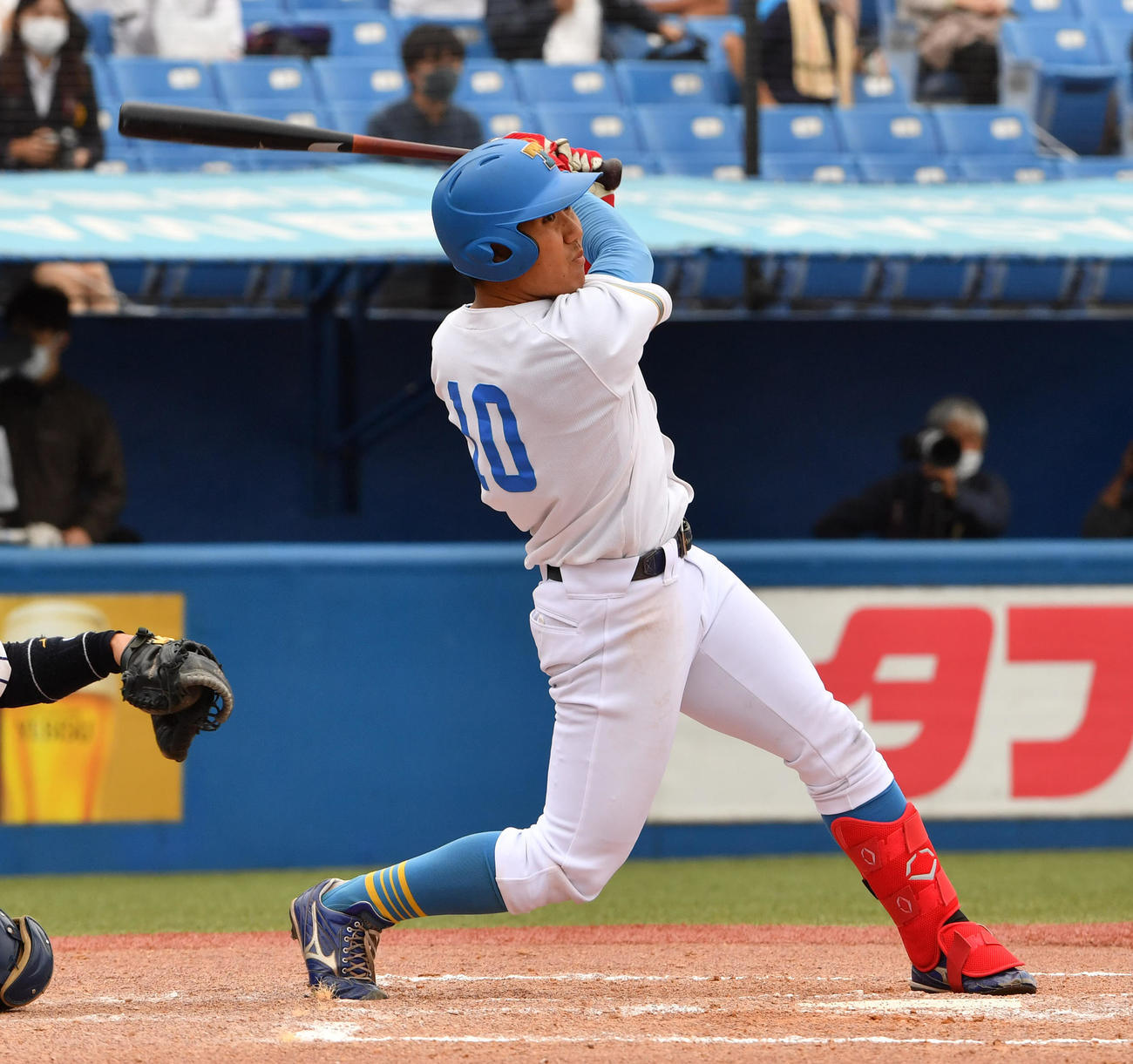 東大対立大　7回表東大2死一、二塁、大音は右翼線に適時二塁打を放つ（撮影・柴田隆二）