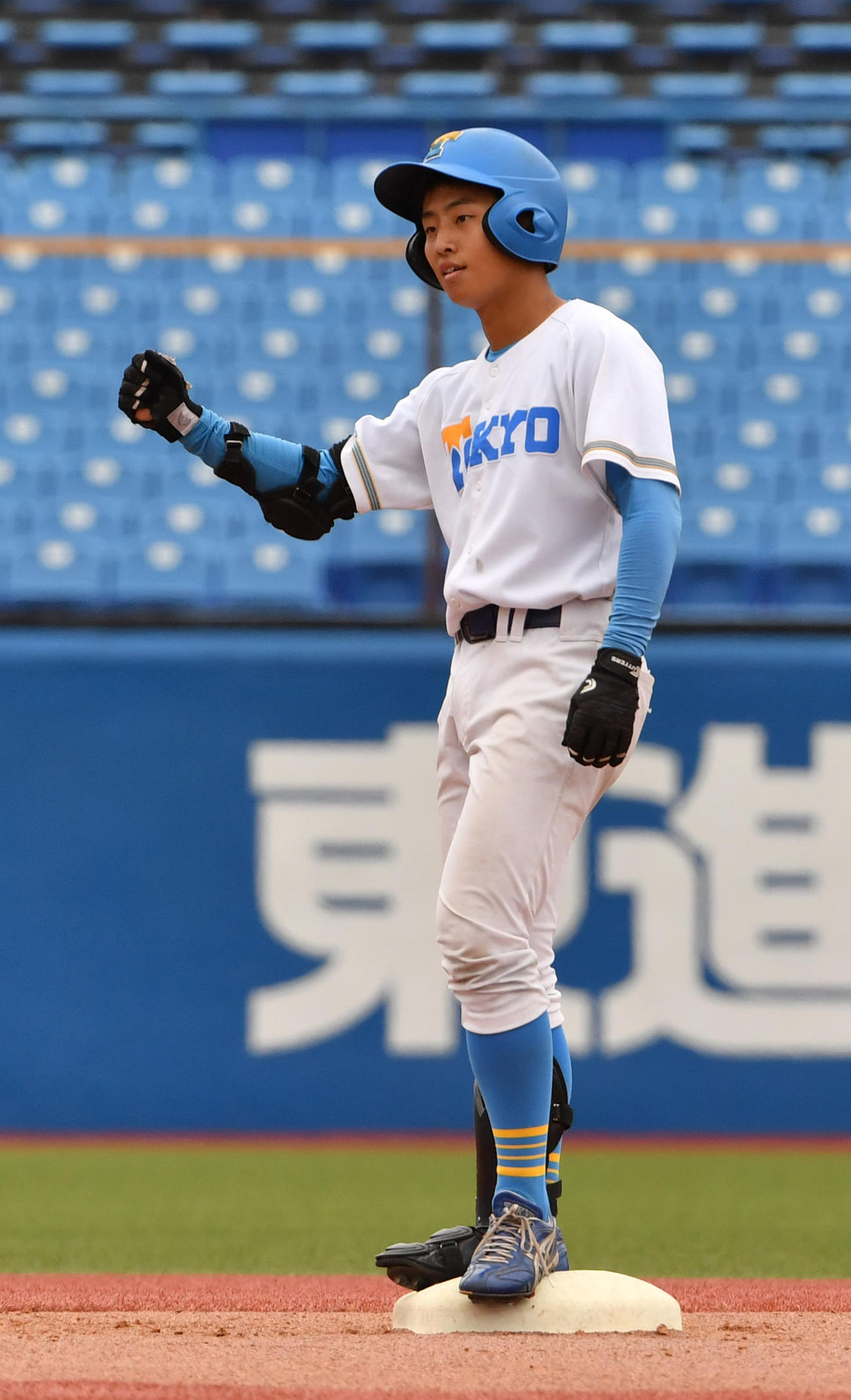 東大対立大　6回表東大1死二塁、別府は右翼線に適時二塁打を放ちガッツポーズする（撮影・柴田隆二）