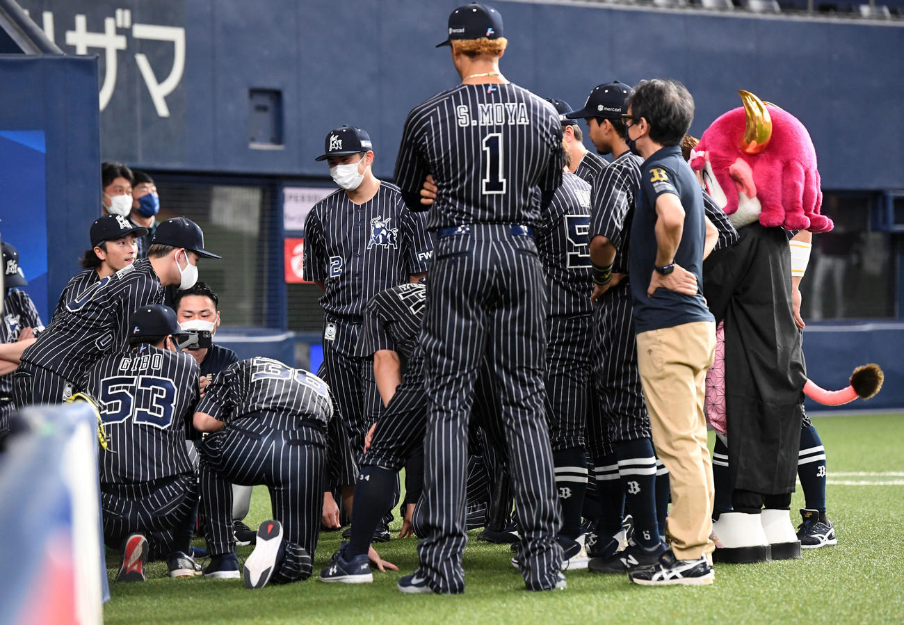 オリックス対楽天　試合前の円陣で西浦（左）がナインを鼓舞（撮影・前岡正明）