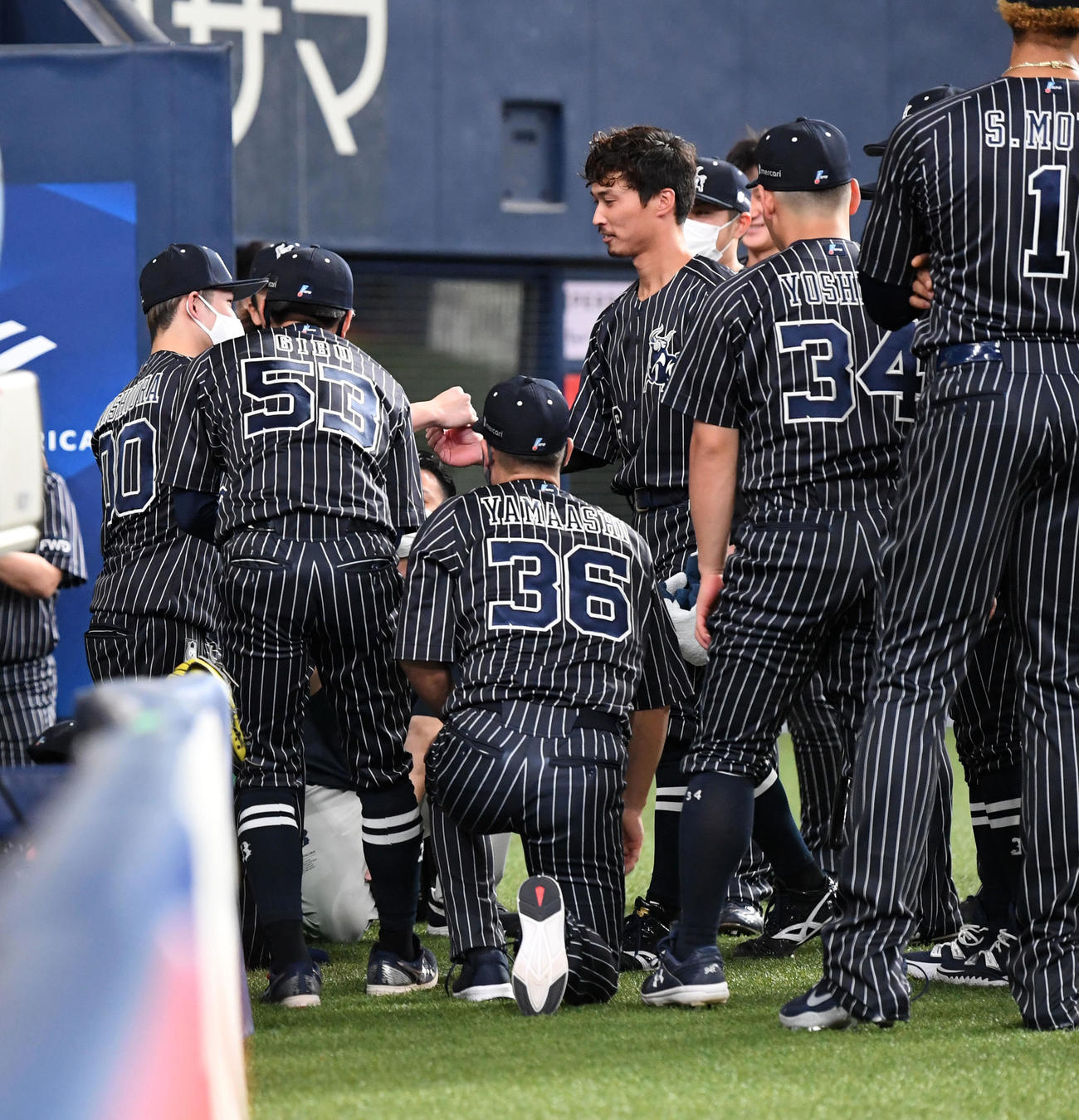 オリックス対楽天　試合前の円陣で西浦（左）がナインを鼓舞（撮影・前岡正明）