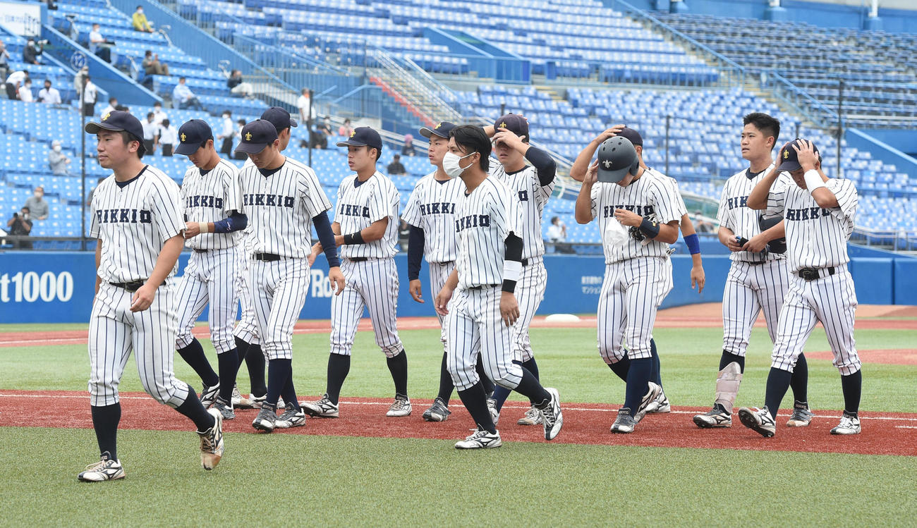 東大に敗れた立大ナインはがっくり引き揚げる（撮影・柴田隆二）
