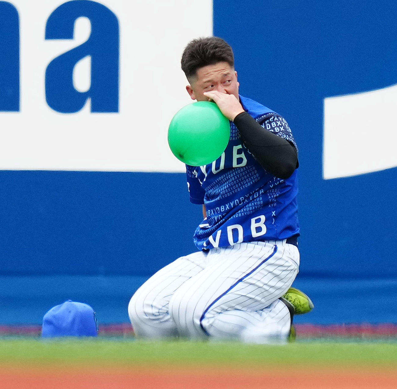 DeNA対広島　試合前練習で風船を膨らませるDeNA牧（撮影・江口和貴）