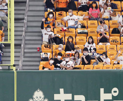 ヒヤリ巨人山口 阪神糸井が右翼ポール際へ大飛球も数センチに救われる プロ野球写真ニュース 日刊スポーツ