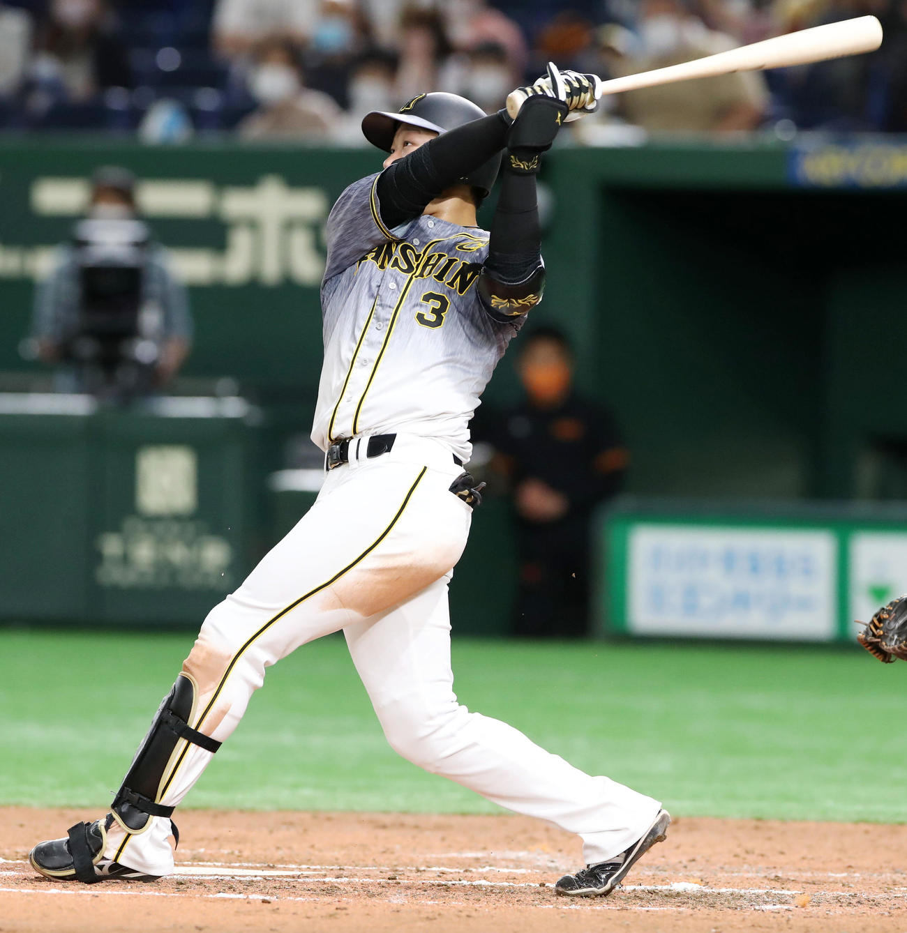 巨人対阪神　3回表阪神2死、大山は左中間越えに本塁打を放つ（撮影・加藤哉）