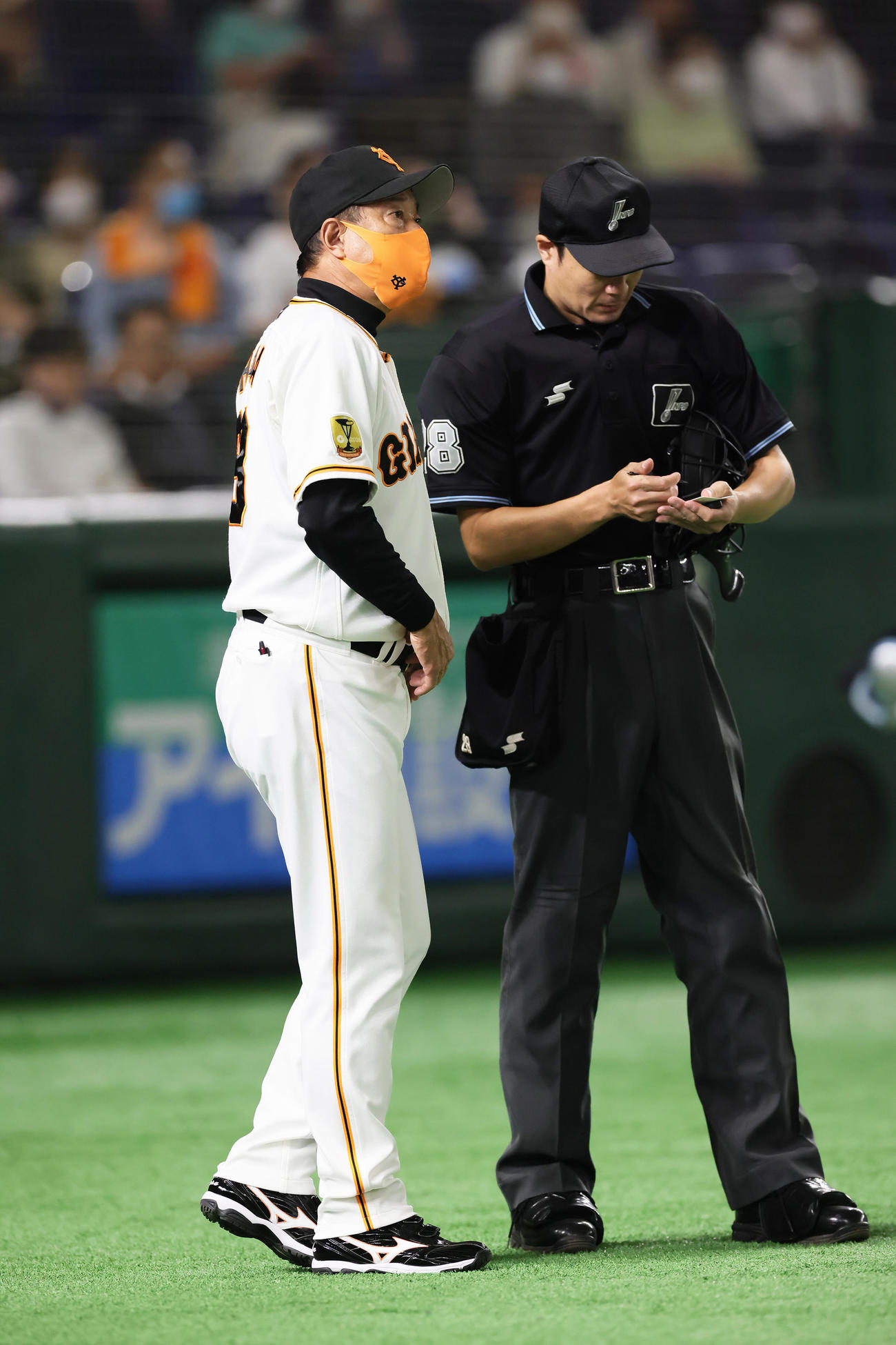巨人対阪神　3回途中、巨人の山口と大城のバッテリーの交代を告げる原監督（撮影・足立雅史）