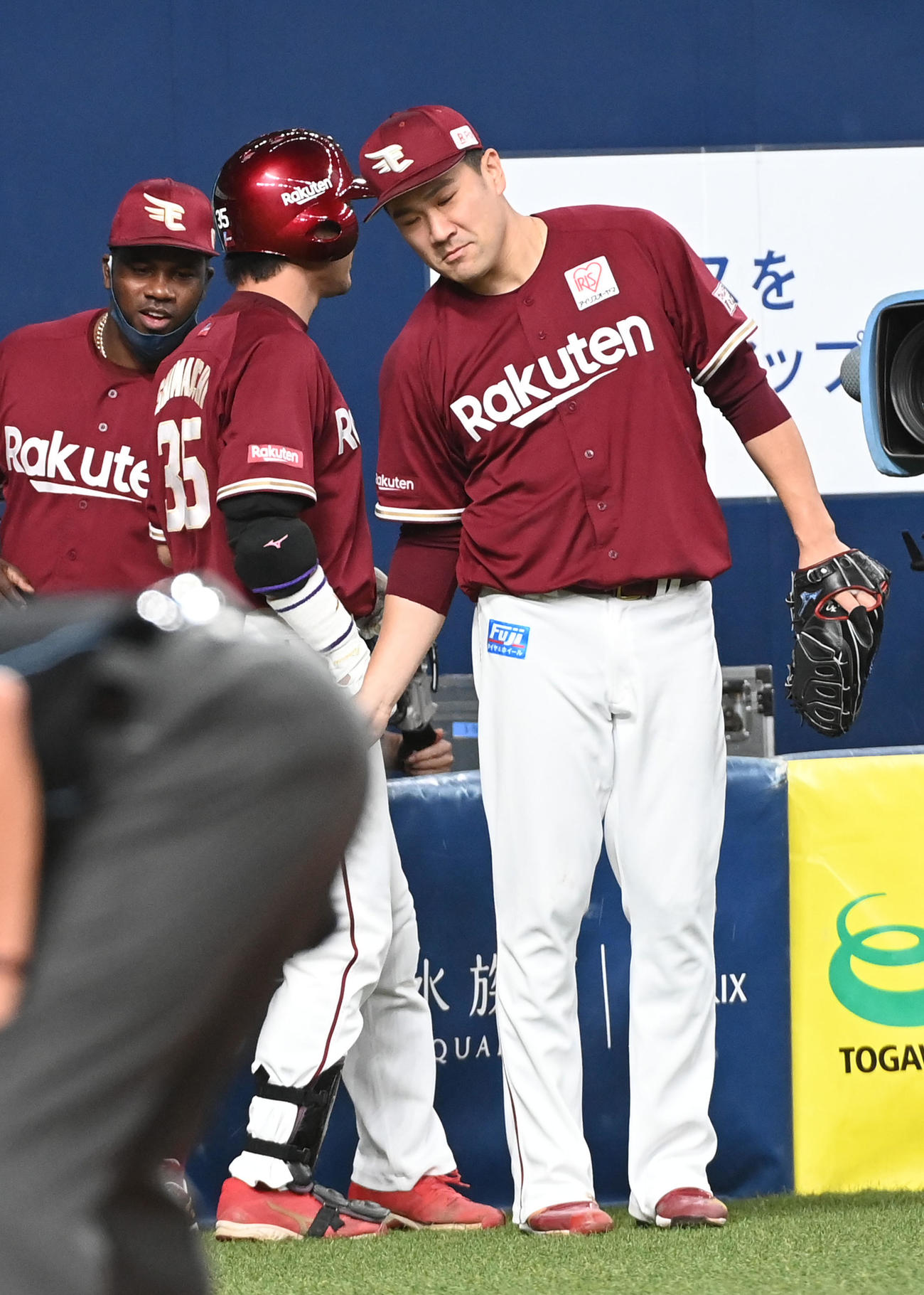 オリックス対楽天　4回表楽天2死、本塁打と思われ田中将（右）の祝福を受ける島内だが、この後リクエストで二塁打となる（撮影・前岡正明）