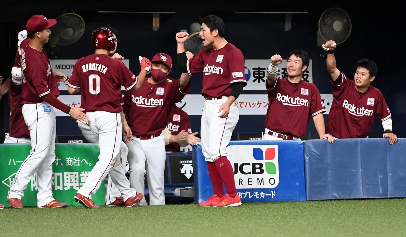 オリックス対楽天　9回表楽天無無死二塁、茂木は中前同点適時打で生還した小深田（左から2人目）を迎える楽天ナイン（撮影・前岡正明）