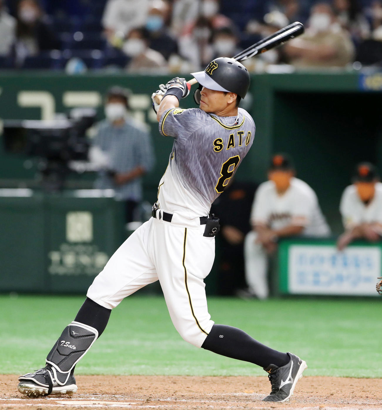 巨人対阪神　8回表阪神無死、佐藤輝は中飛を打ち上げる（撮影・加藤哉）