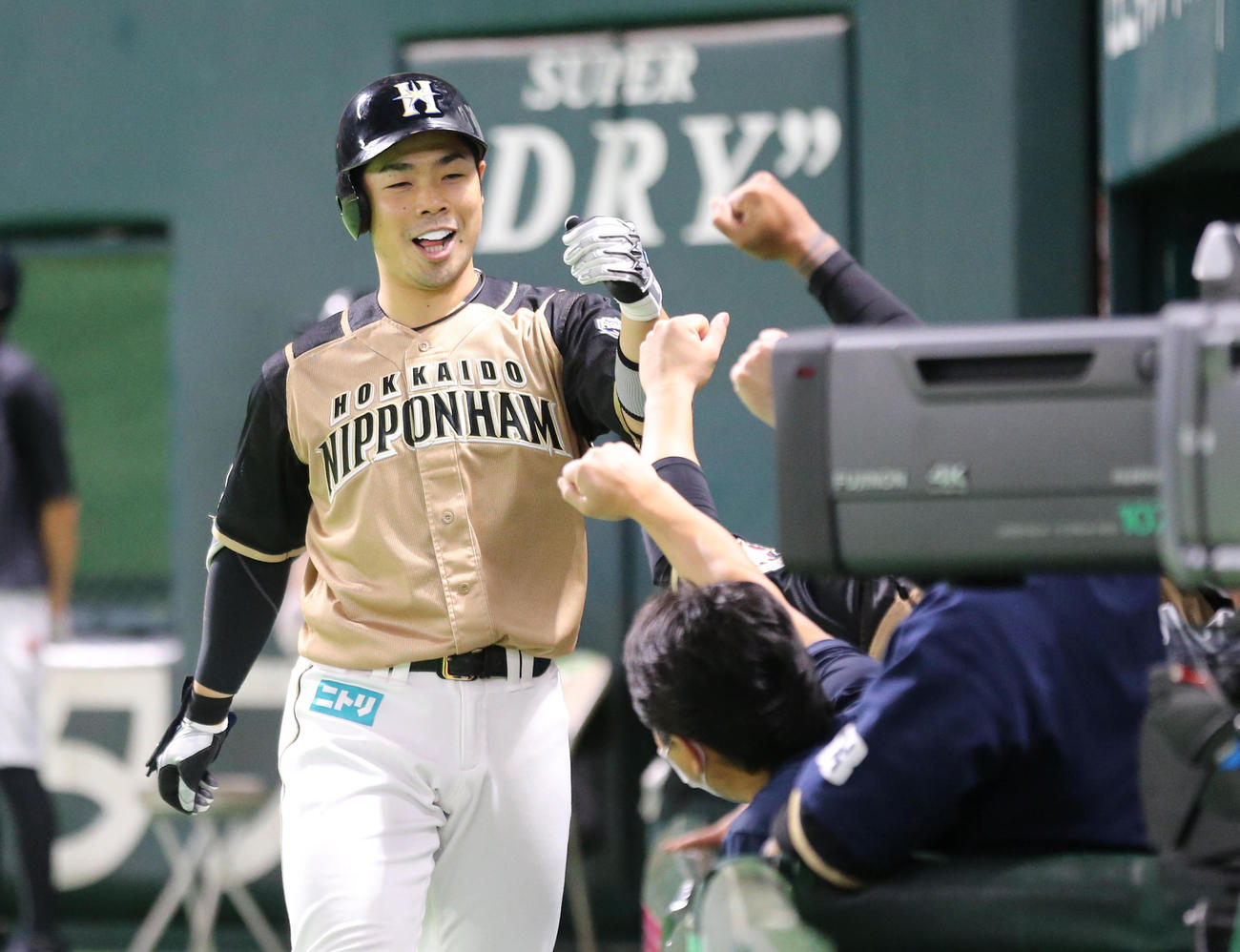 ソフトバンク対日本ハム　4回表日本ハム無死、近藤健介は右越えに先制本塁打を放ちベンチのナインと喜ぶ（撮影・梅根麻紀）