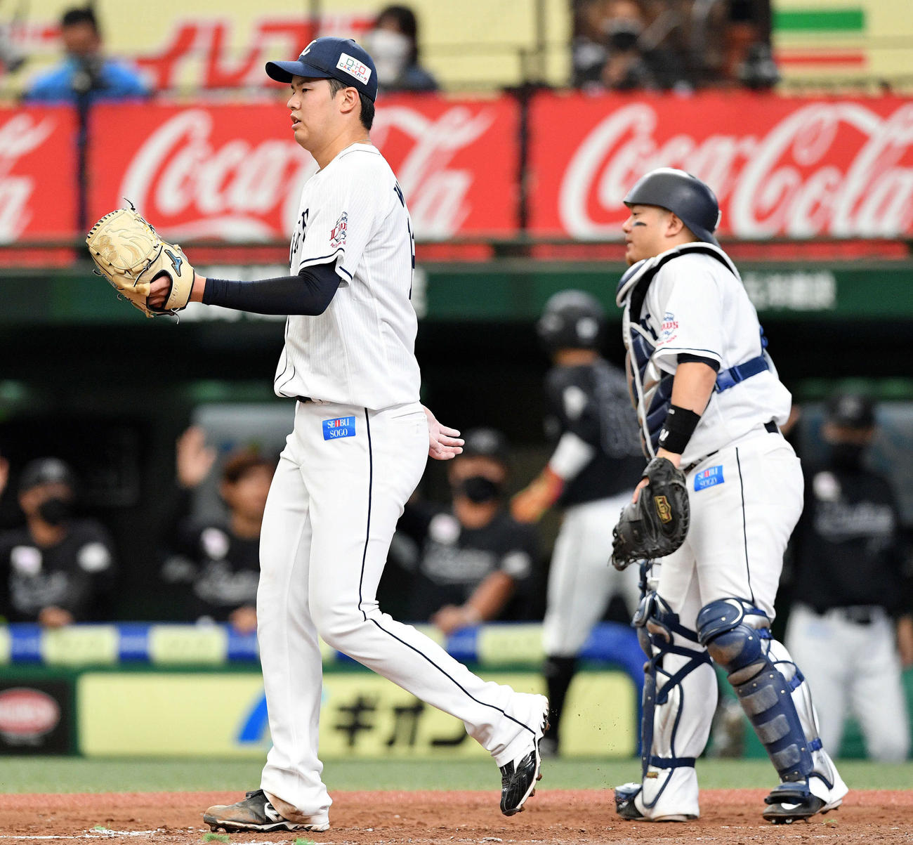 西武対ロッテ　5回表ロッテ無死二、三塁、佐藤都に同点の2点適時打を浴び肩を落とす渡辺（左）。右は森（撮影・滝沢徹郎）