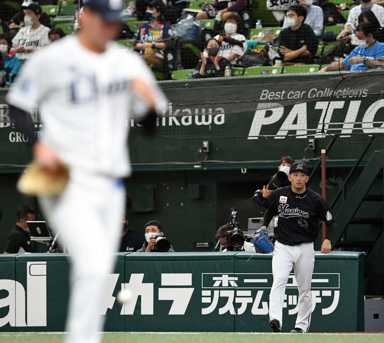 西武対ロッテ　1回、マウンドへ向かうロッテ小島（奥）。手前は西武渡辺（撮影・滝沢徹郎）
