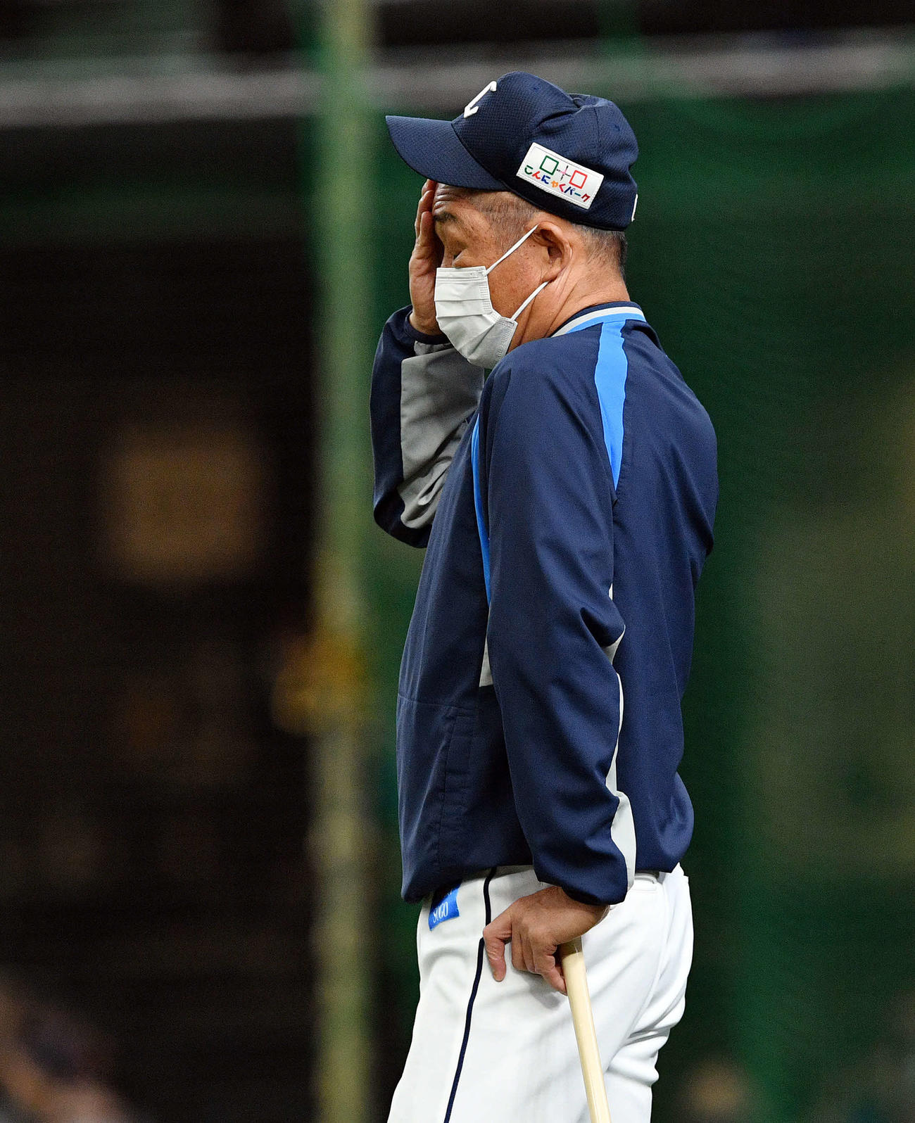 西武対ロッテ　試合前練習で考え込む西武辻監督（撮影・滝沢徹郎）