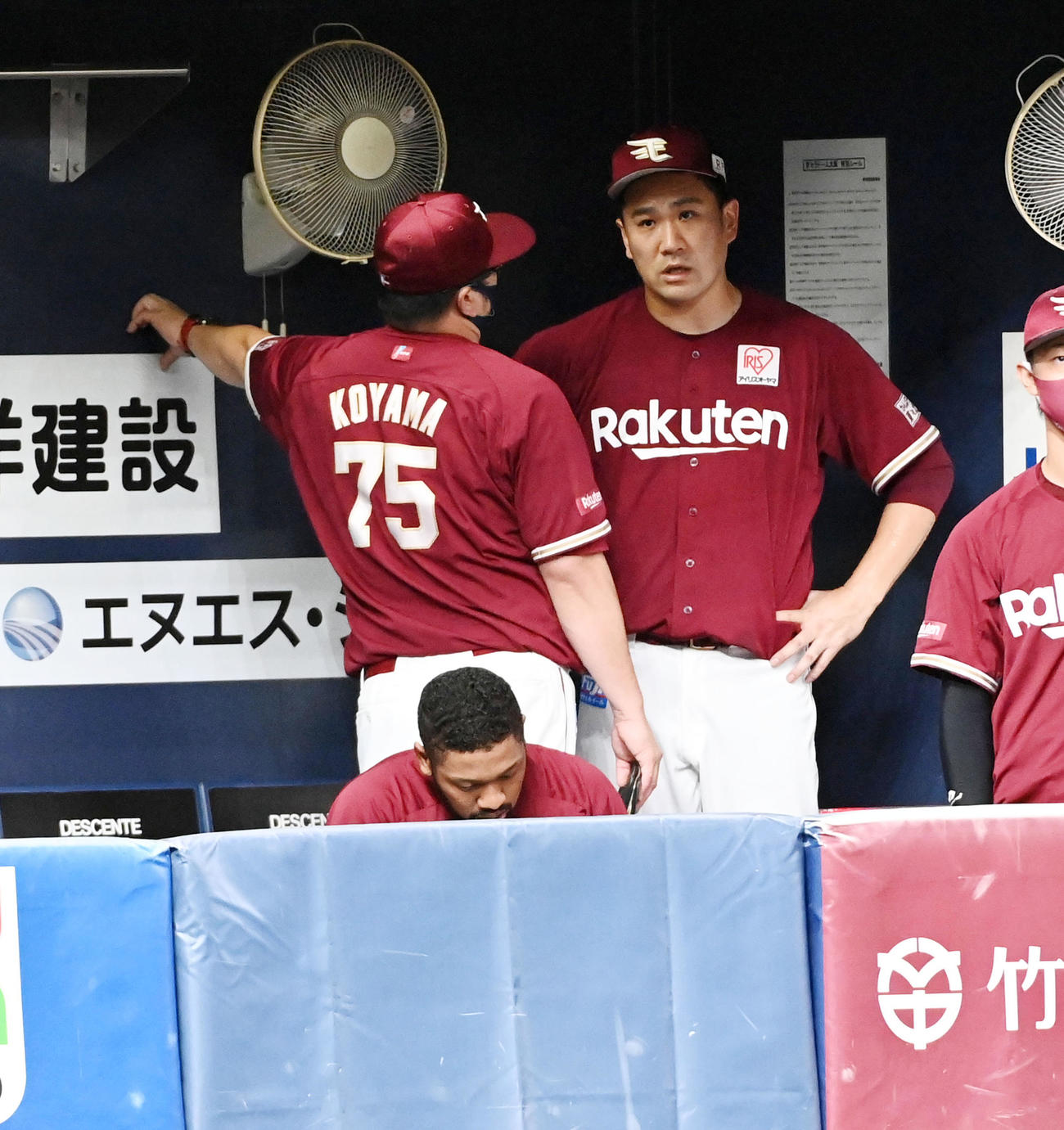 オリックス対楽天　7回、暴投で失点した田中将（右）は小山コーチと話し合う（撮影・前岡正明）