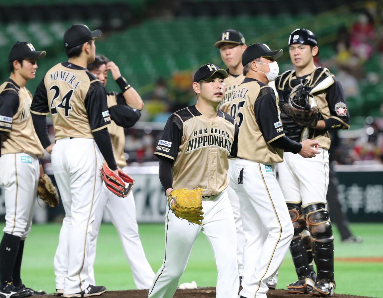 ソフトバンク対日本ハム　6回途中で降板する加藤貴之（撮影・梅根麻紀）