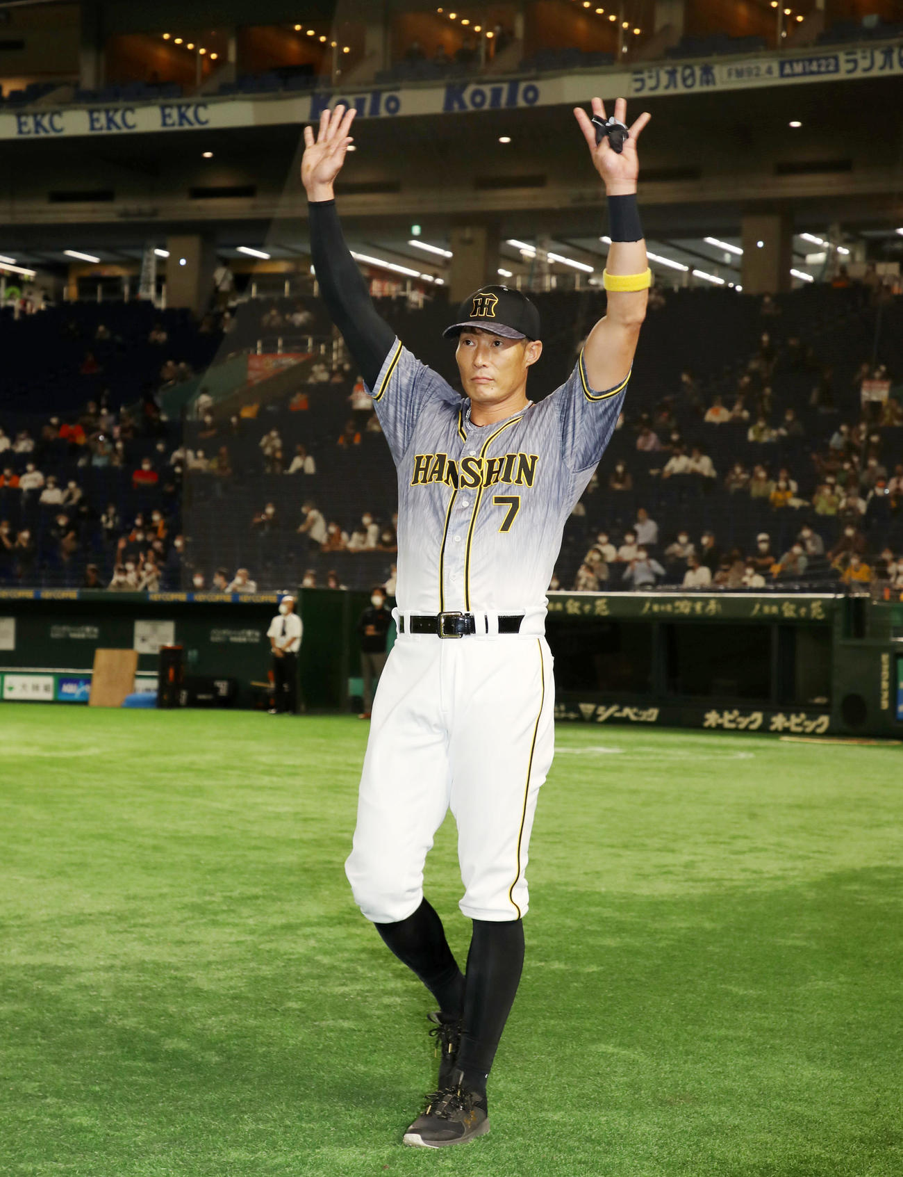 巨人対阪神　ヒーローインタビューを終えスタンドにあいさつする糸井（撮影・加藤哉）