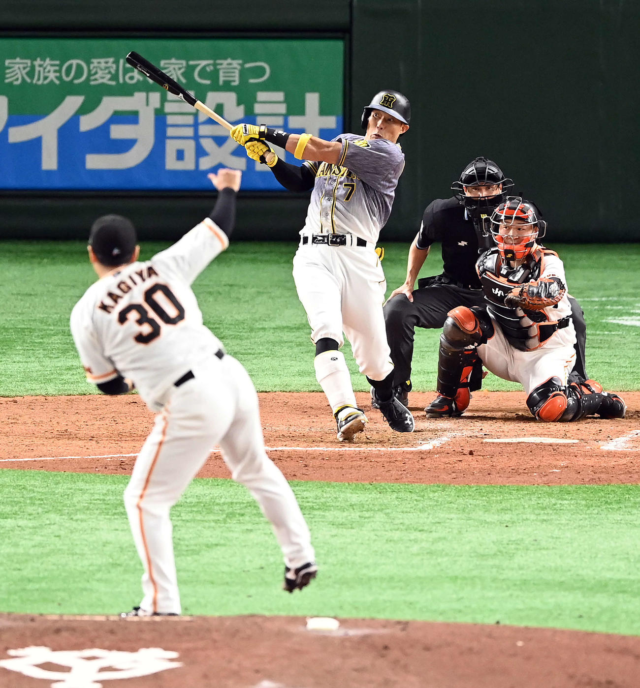 巨人対阪神　5回表阪神2死満塁、右前に3点適時二塁打を放つ糸井。投手鍵谷（撮影・たえ見朱実）