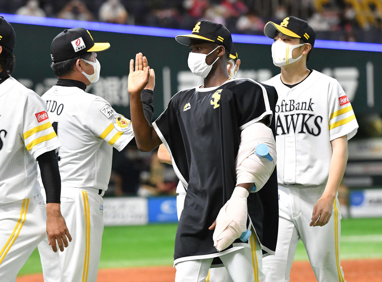 ソフトバンク対日本ハム　日本ハムに勝利し、3勝目を挙げた松本（右）らナインとタッチを交わす工藤監督（左）、中央はモイネロ（撮影・岩下翔太）