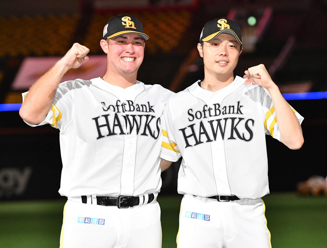 ソフトバンク対日本ハム　日本ハムに勝利し、笑顔でガッツポーズするリチャード（左）と松本（撮影・岩下翔太）