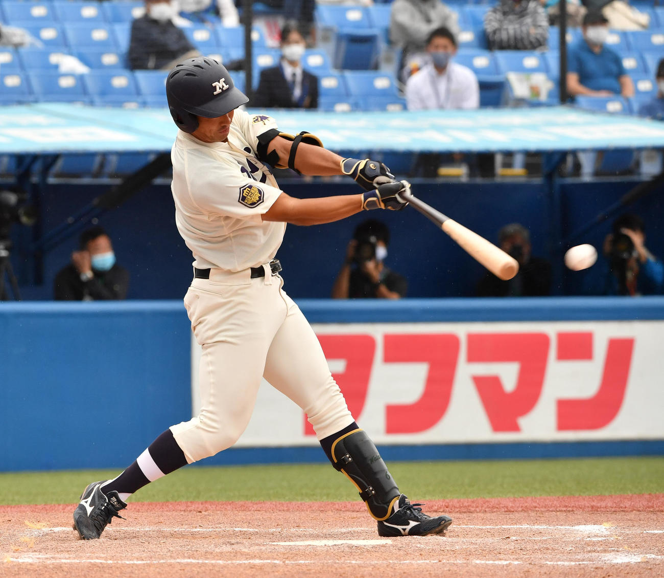 慶大対明大　4回裏明大2死一、三塁、山田陸は左前に適時打を放つ（撮影・柴田隆二）