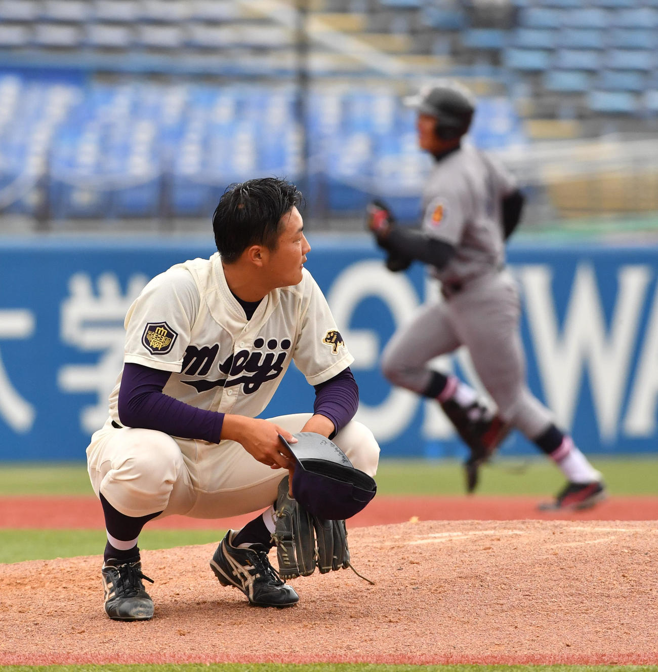 慶大対明大　9回表慶大2死、代打北村の右越え同点本塁打にがっくりの投手村田（撮影・柴田隆二）