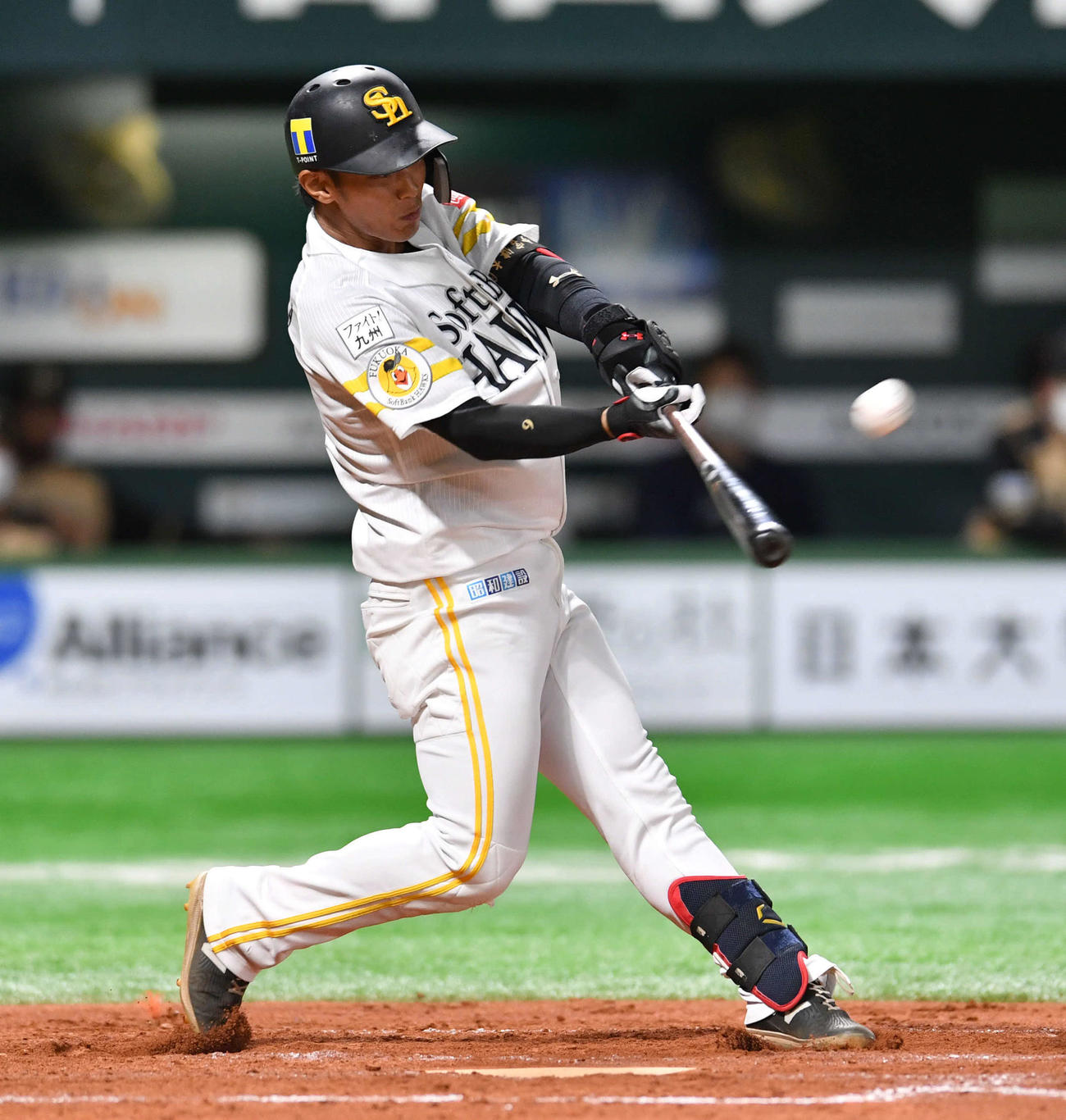 ソフトバンク対日本ハム　7回裏ソフトバンク1死、今宮は左越え本塁打を放つ（撮影・岩下翔太）