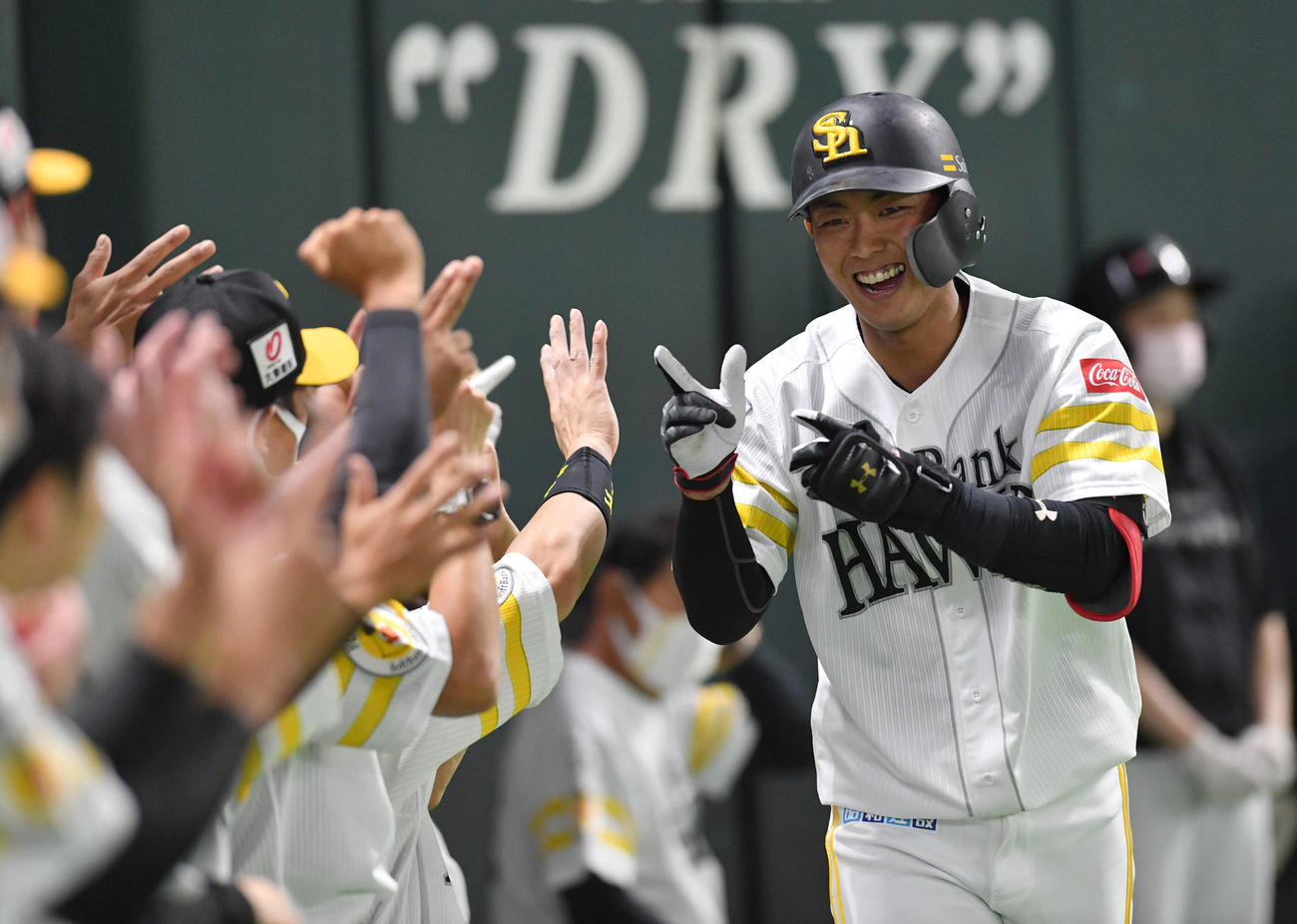 ソフトバンク対日本ハム　7回裏ソフトバンク1死、左越え本塁打を放ち、ナインと笑顔でポーズをとる今宮（撮影・岩下翔太）