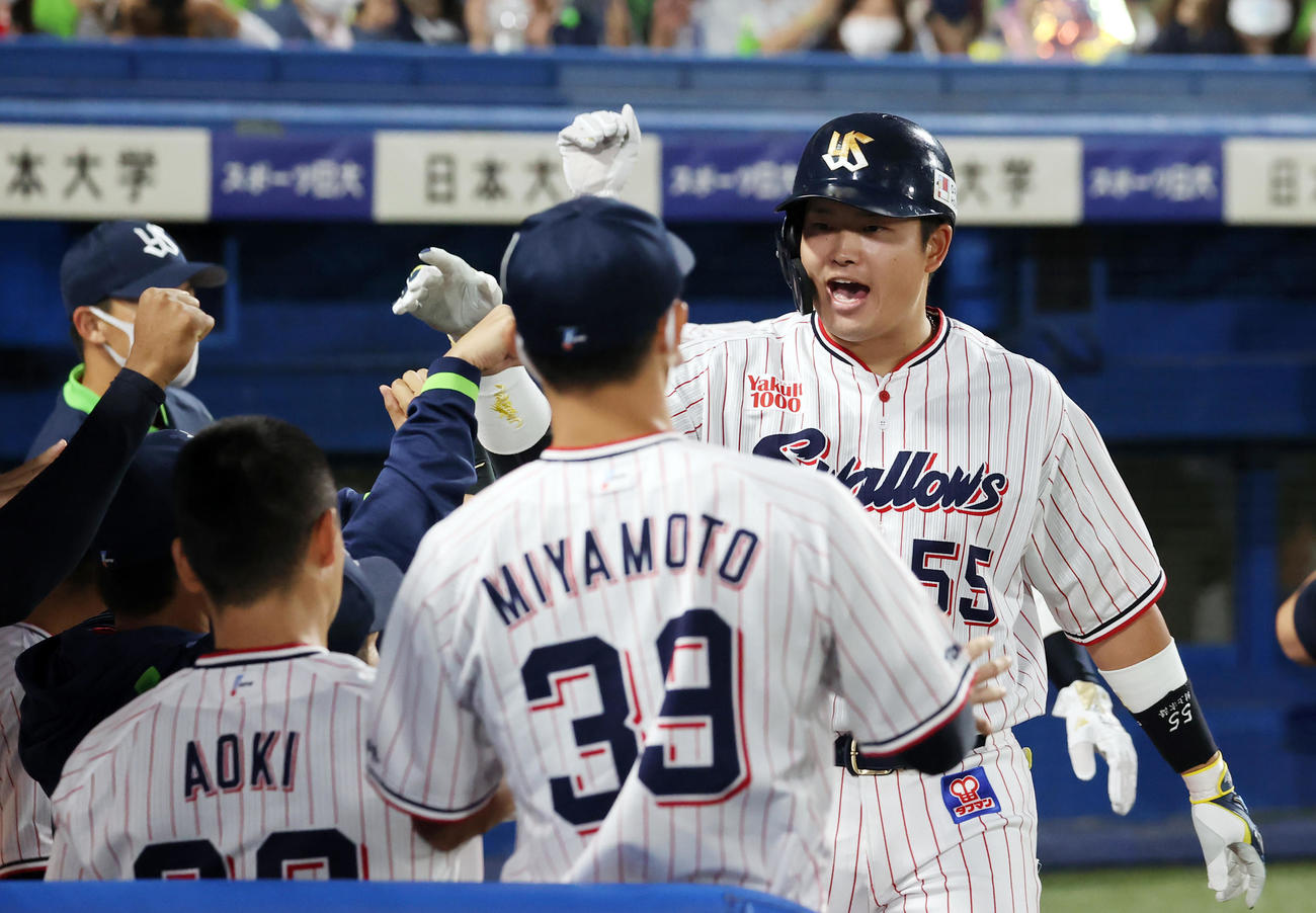 ヤクルト対中日　1回裏ヤクルト2死一塁、村上は右越え2点本塁打を放ち、ナインとハイタッチ（撮影・浅見桂子）