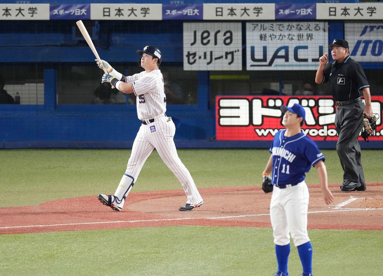 ヤクルト対中日　1回裏ヤクルト2死一塁、先制の右越え2点本塁打を放つ村上。投手小笠原（撮影・鈴木みどり）