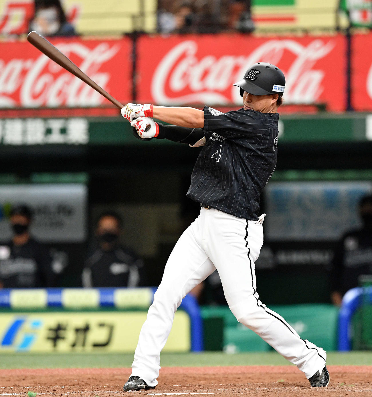 西武対ロッテ　5回表ロッテ2死一、二塁、藤岡は勝ち越しの左前適時打を放つ（撮影・滝沢徹郎）