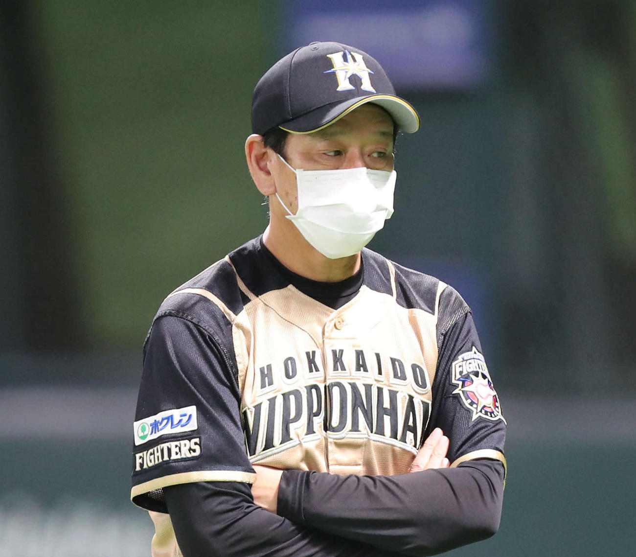 ソフトバンク対日本ハム　審判に選手交代を告げてベンチに引き揚げる栗山監督（撮影・梅根麻紀）