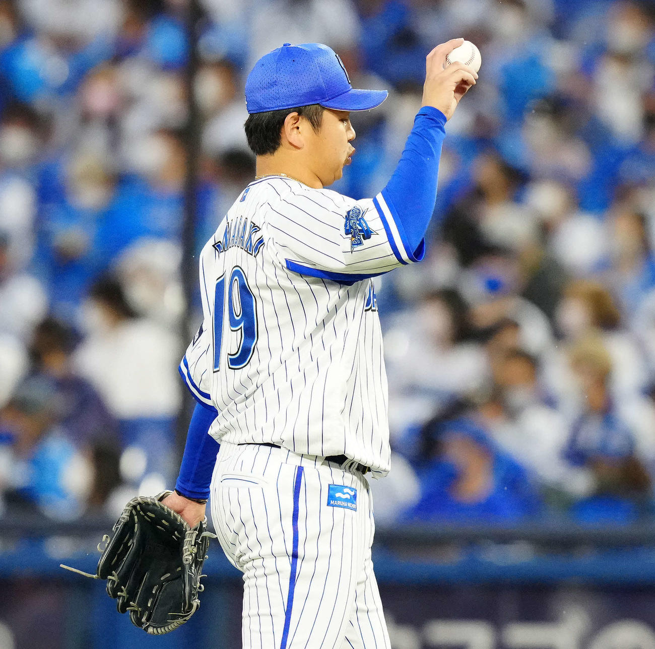 DeNA対広島　9回表、厳しい表情で降板するDeNA5番手の山崎（撮影・江口和貴）