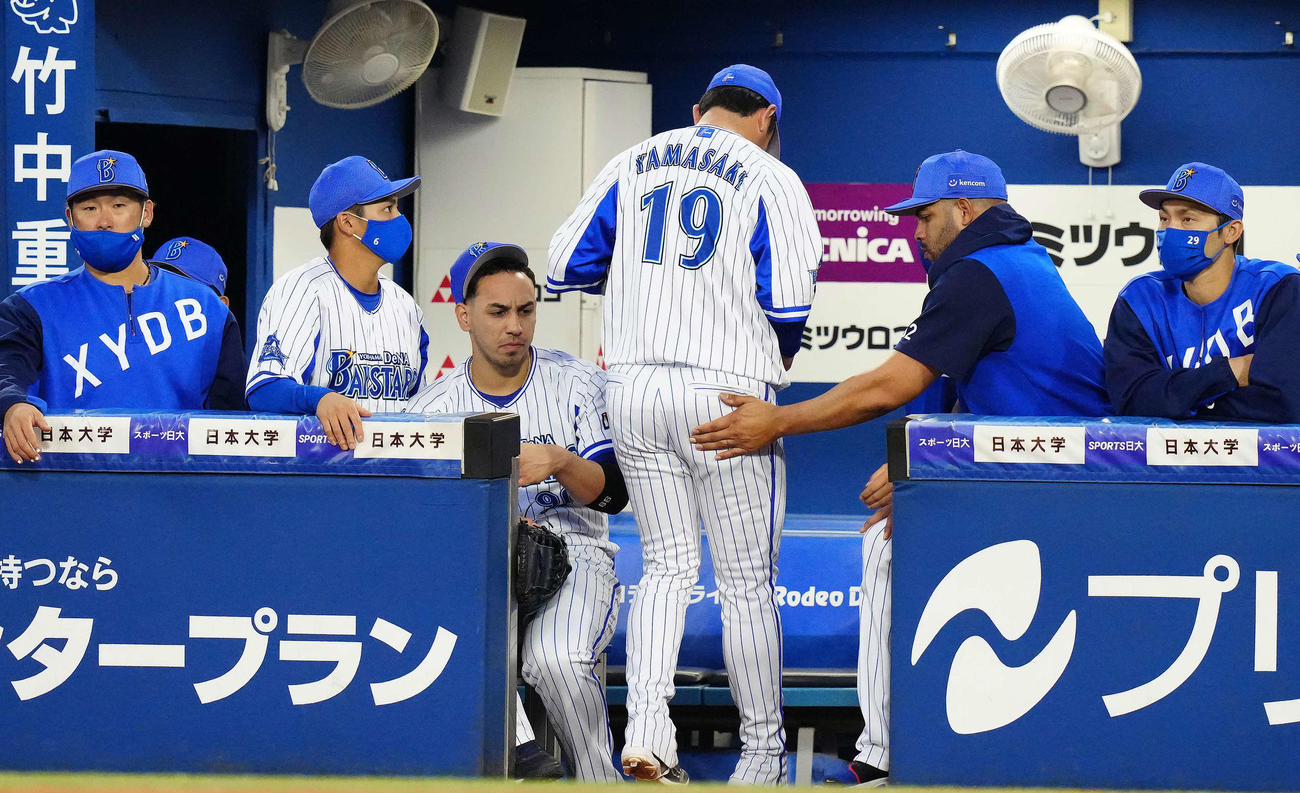 DeNA対広島　9回表、降板するDeNA5番手の山崎（右から3人目）（撮影・江口和貴）