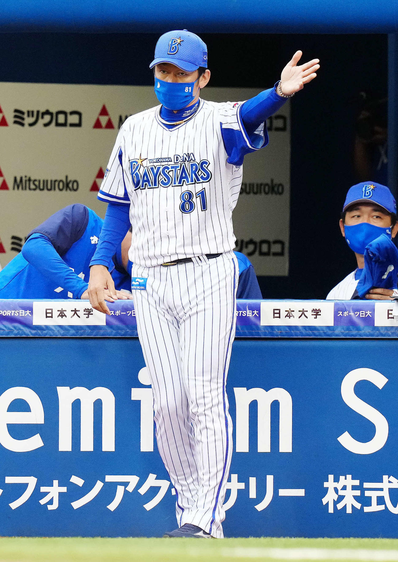 DeNA対広島　6回裏DeNA2死満塁、戸柱に代打を送る三浦監督（撮影・江口和貴）