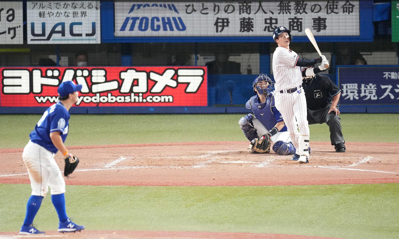 ヤクルト対中日　3回裏ヤクルト無死満塁、左越え満塁本塁打を放つ山田。投手小笠原（撮影・鈴木みどり）