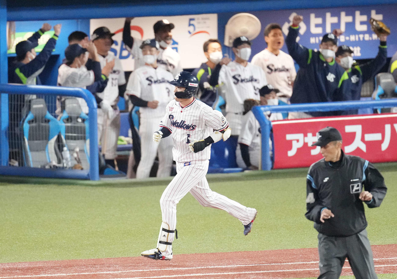 ヤクルト対中日　3回裏ヤクルト無死満塁、左越え満塁本塁打を放つ山田（撮影・鈴木みどり）