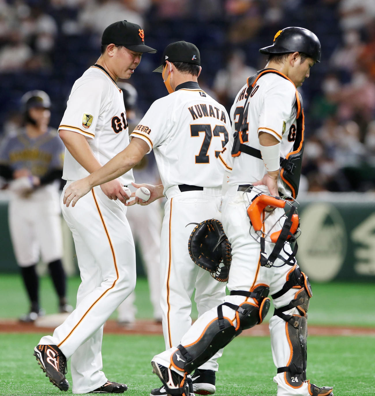 巨人対阪神　3回表阪神2死一塁、糸井を迎えたところで降板する巨人先発山口（左）と同じく交代する捕手大城。中央は桑田コーチ（撮影・加藤哉）