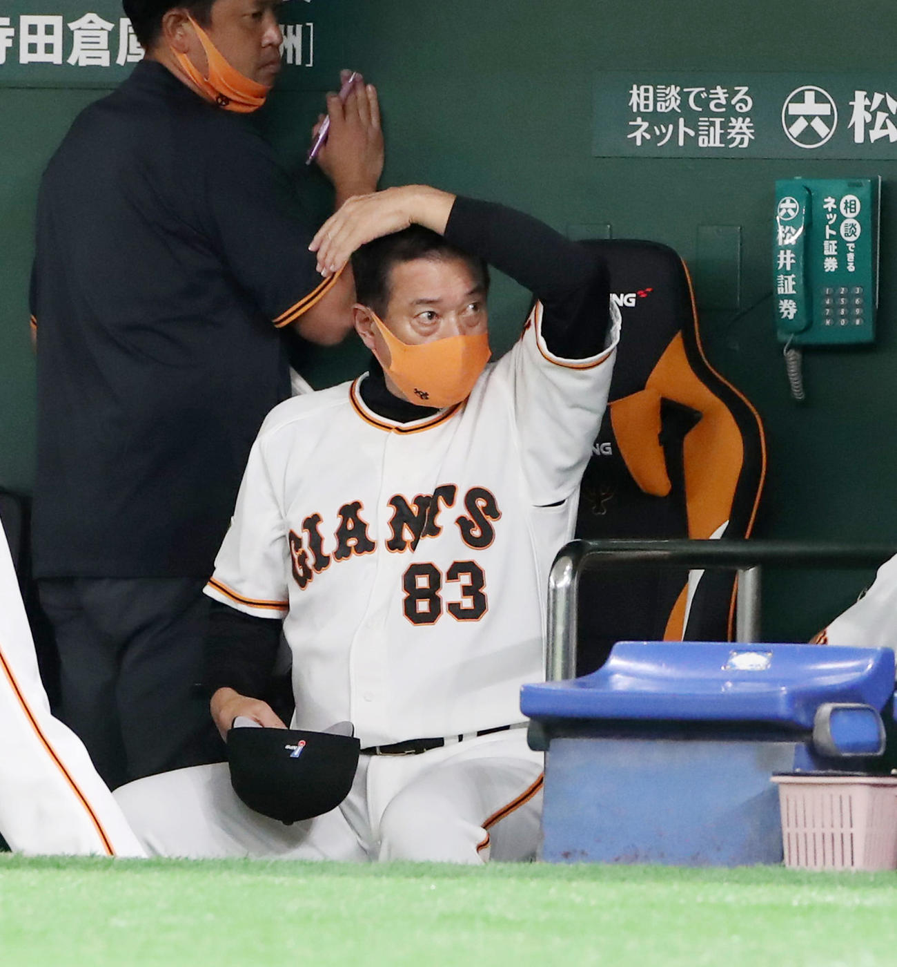 巨人対阪神　ベンチで厳しい表情の原監督（撮影・加藤哉）