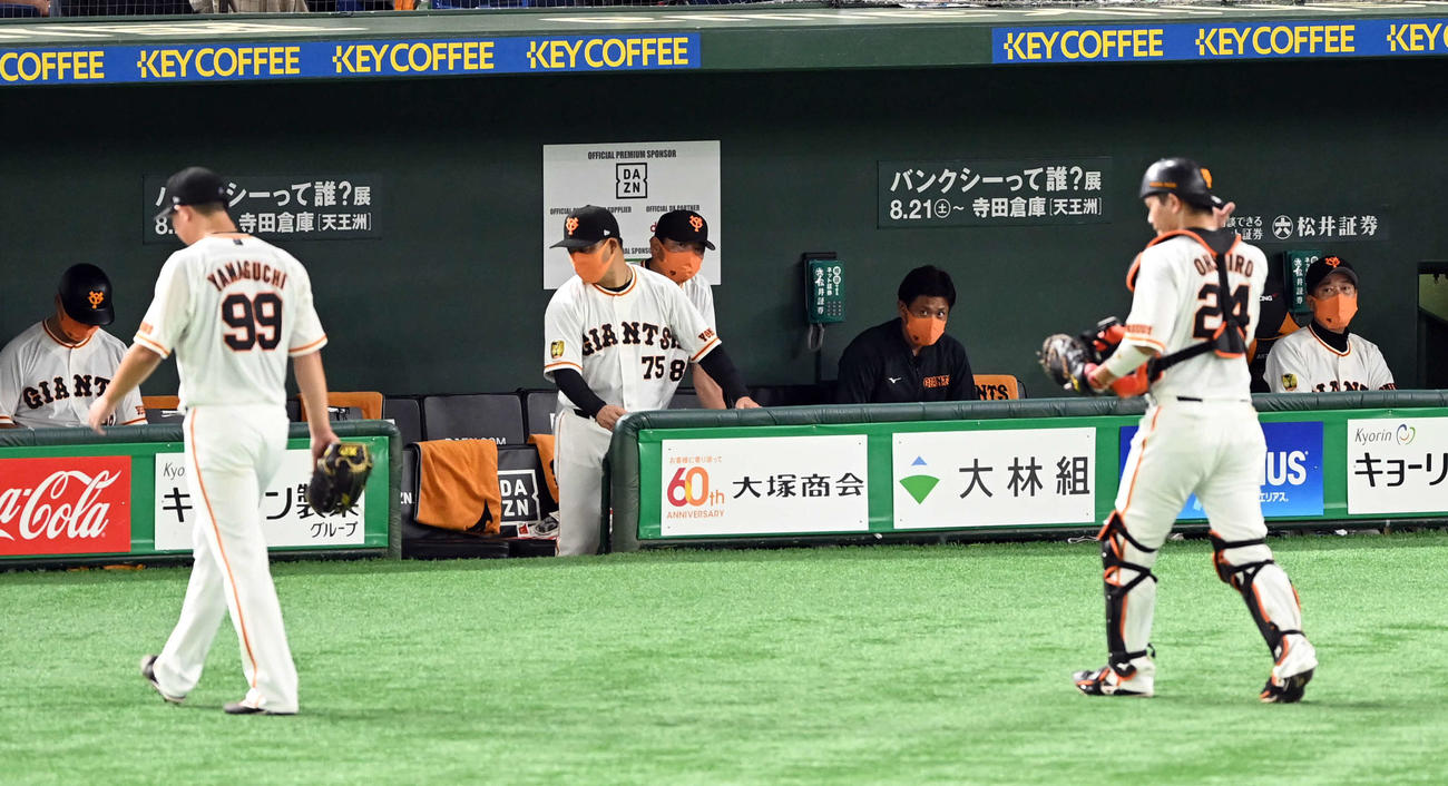 巨人対阪神　3回表阪神2死一塁、巨人先発の山口（手前左）と捕手大城（同右）を一緒に交代させる原監督（右端）（撮影・たえ見朱実）