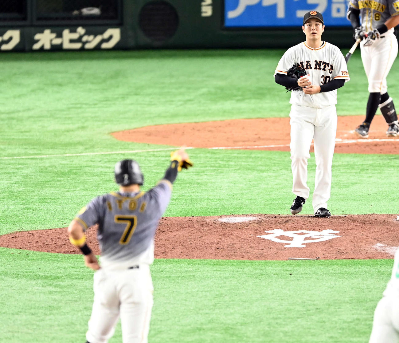 巨人対阪神　5回表阪神2死満塁、糸井に3点適時二塁打を浴びる鍵谷（撮影・たえ見朱実）