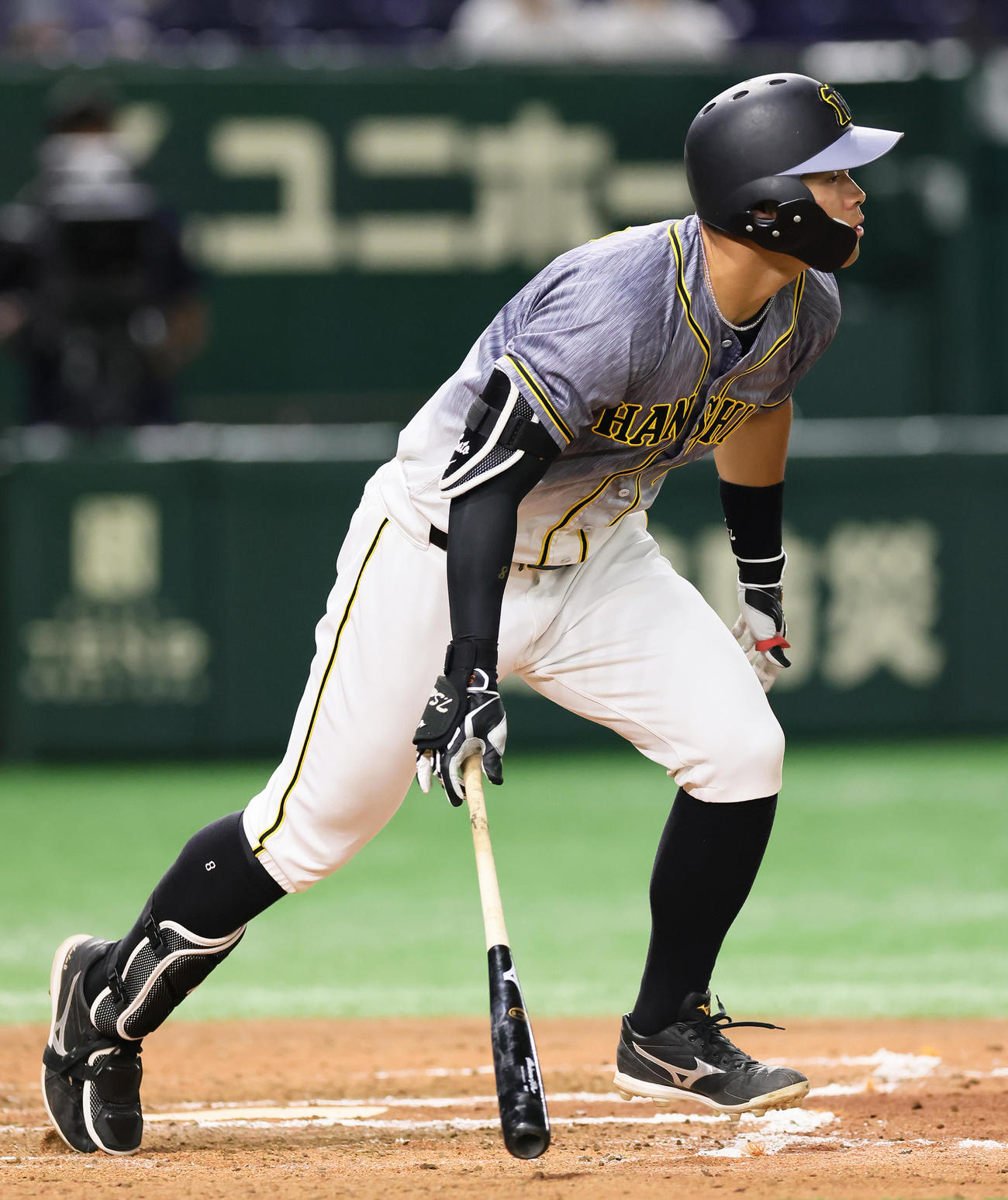 巨人対阪神　8回表阪神無死、中飛に倒れた佐藤輝（撮影・足立雅史）