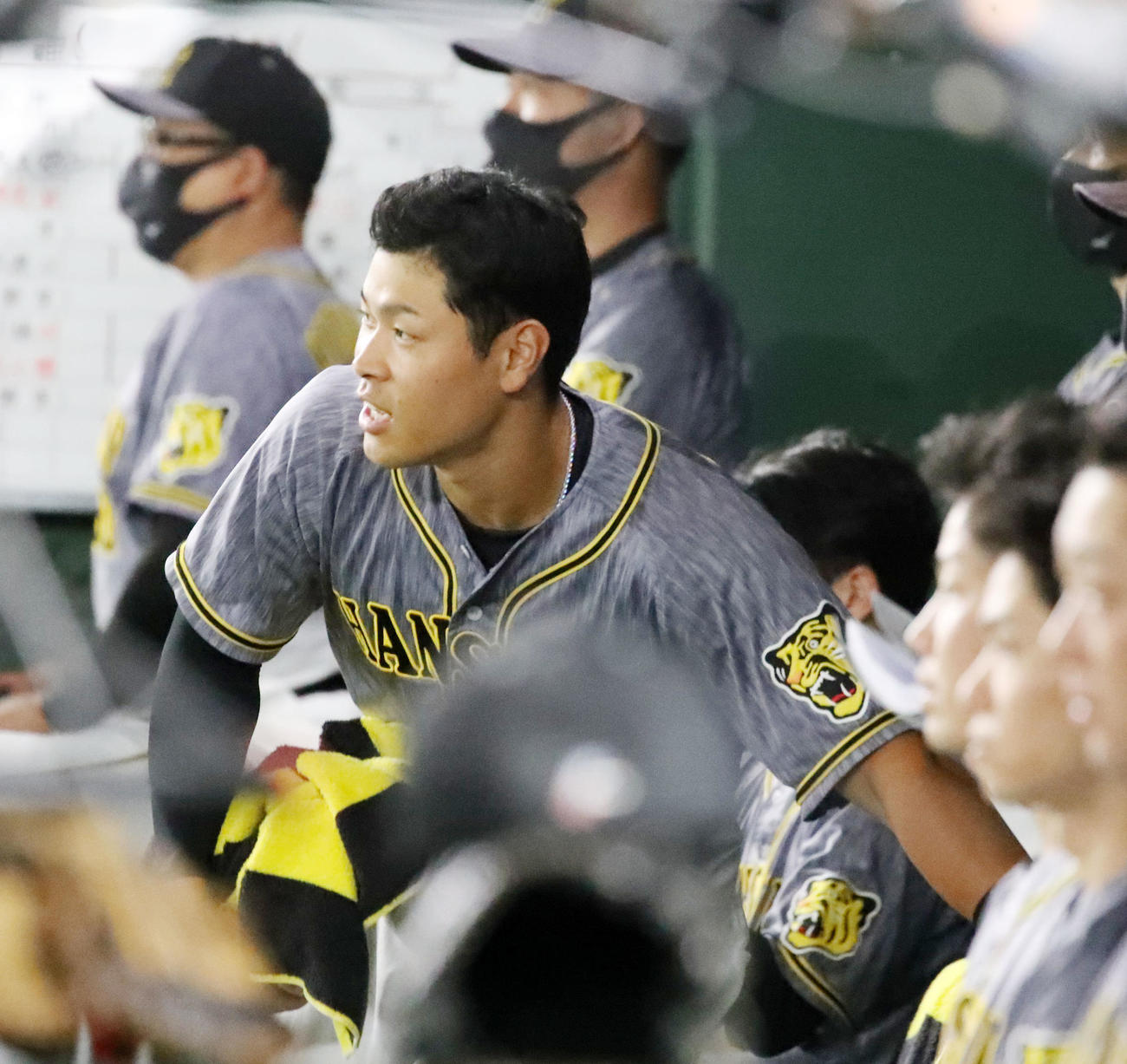 巨人対阪神　8回表、中飛を打ってベンチに戻った佐藤輝（撮影・加藤哉）