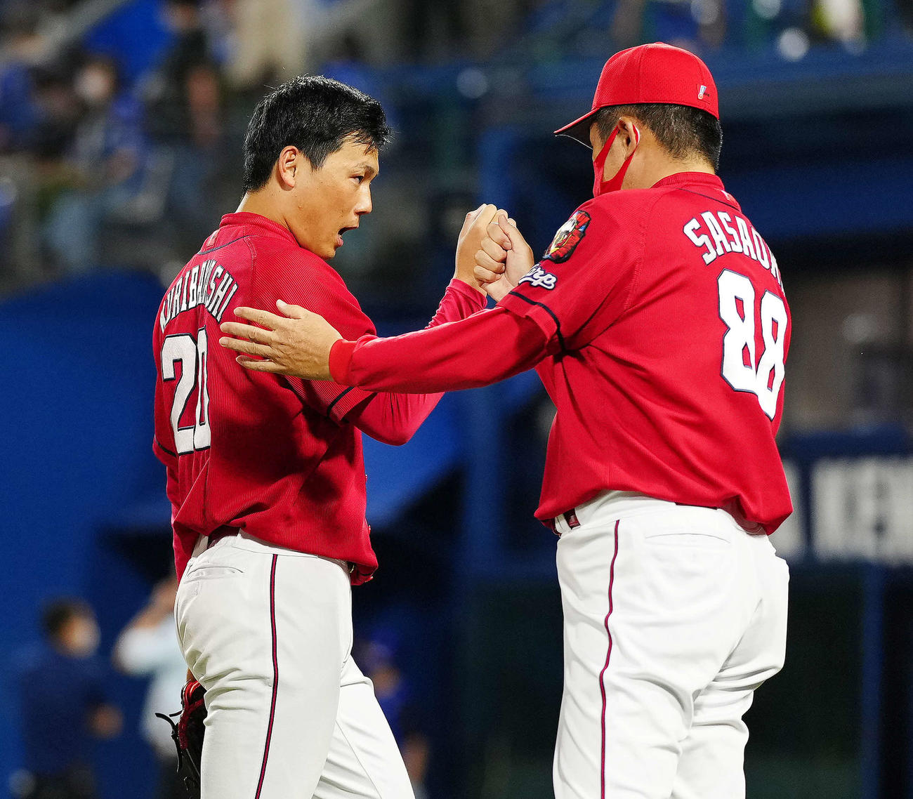 DeNA対広島　試合後、広島佐々岡監督（右）とタッチをかわす栗林（撮影・江口和貴）