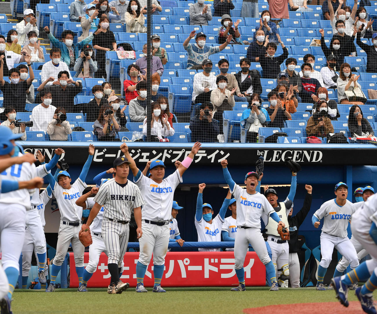 東大対立大　9回表東大2死一、二塁、松岡泰の2点適時二塁打に喜ぶ東大ナイン（撮影・柴田隆二）