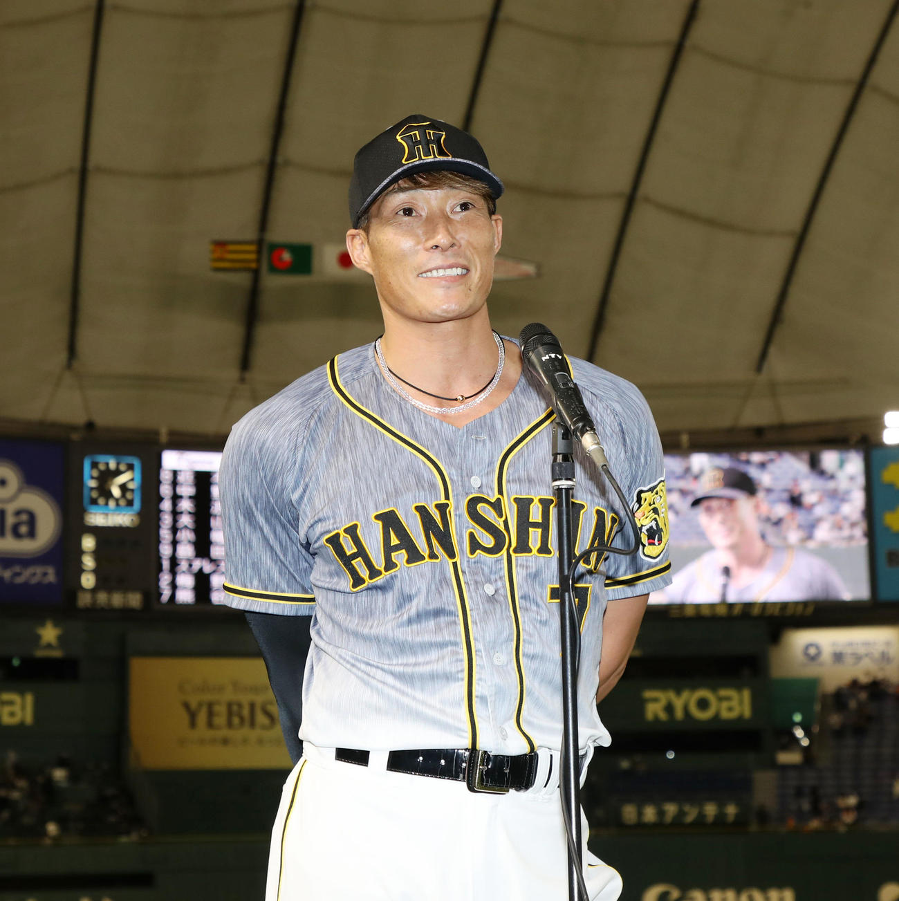 巨人対阪神　ヒーローインタビューを受ける糸井（撮影・加藤哉）