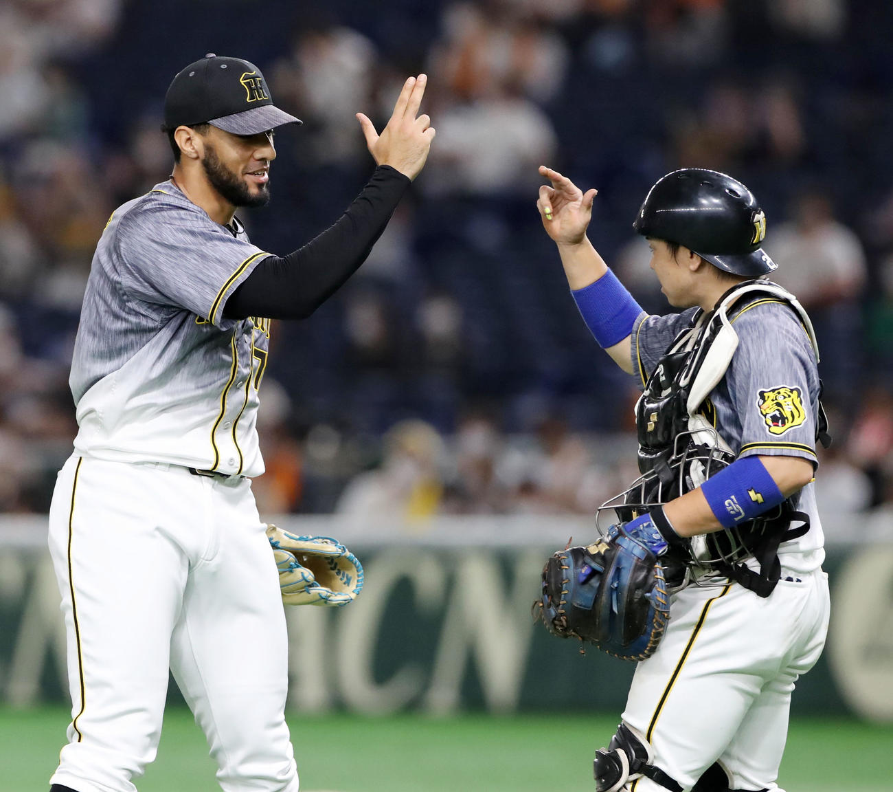 巨人対阪神　9回裏に登板し無失点で締めたスアレスは梅野とタッチする（撮影・加藤哉）