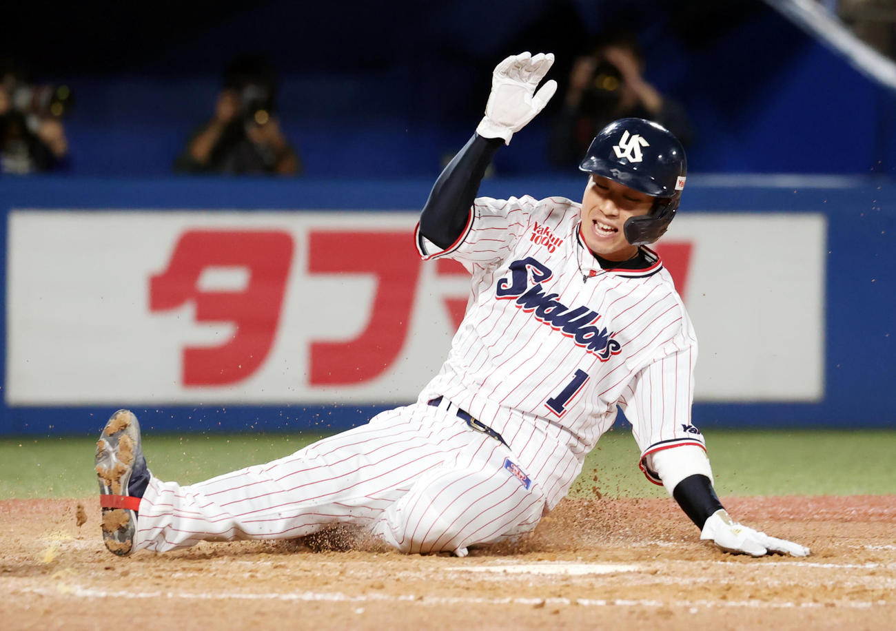 ヤクルト対中日　4回裏ヤクルト2死満塁、中村の適時打で生還する山田（撮影・浅見桂子）