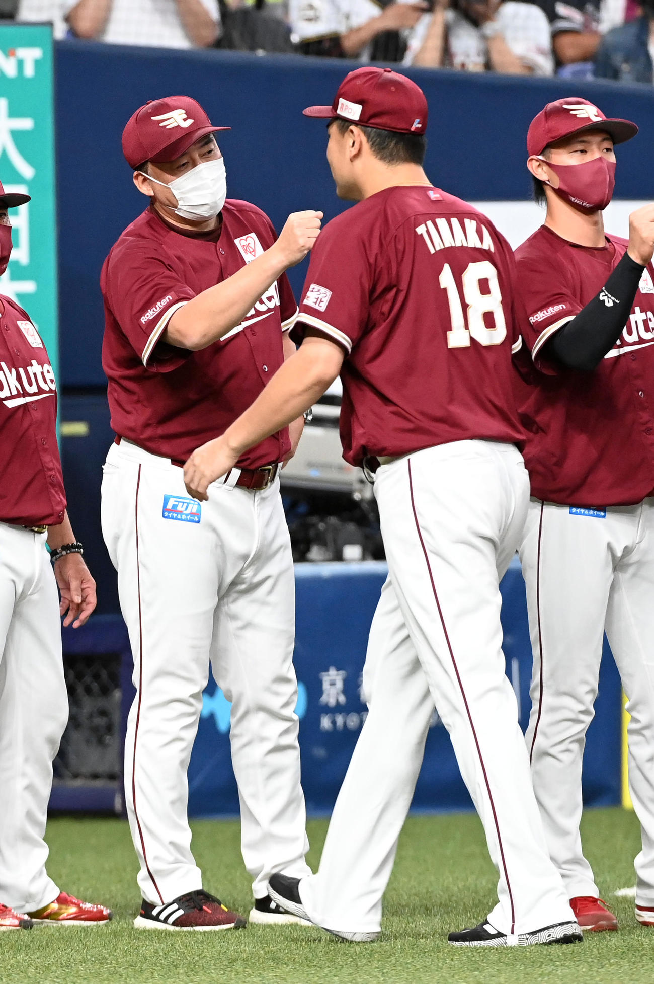 オリックス対楽天　田中将（中央）を迎える石井GM兼監督（左）（撮影・前岡正明）
