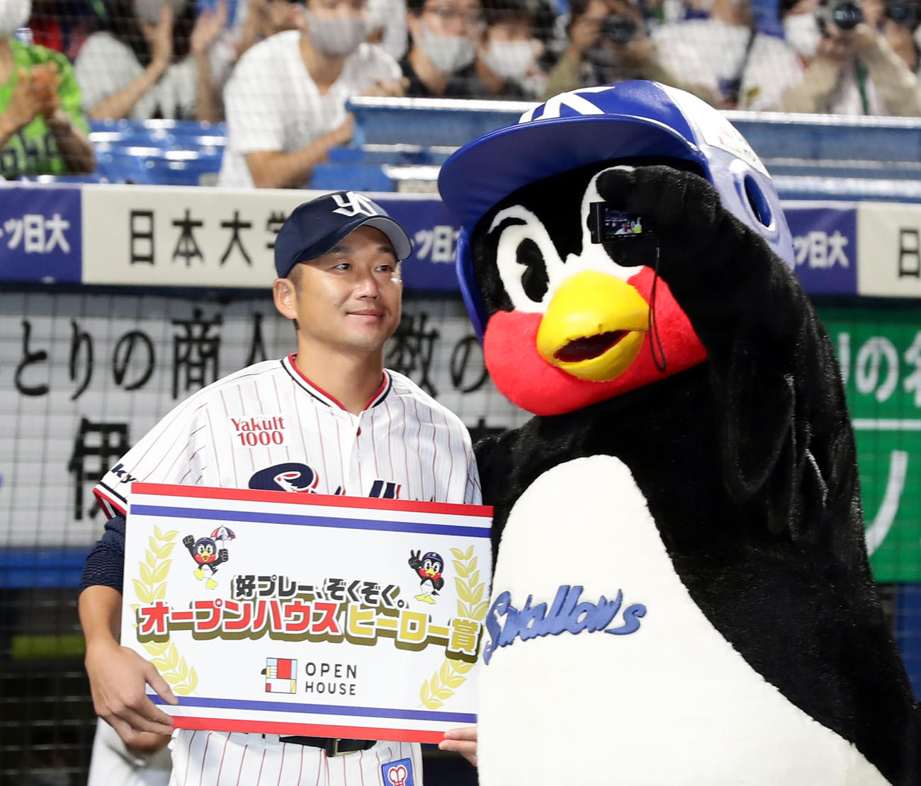 ヤクルト対中日　引き分けを挟んで8連勝とし、つば九郎と記念撮影する石川（撮影・浅見桂子）